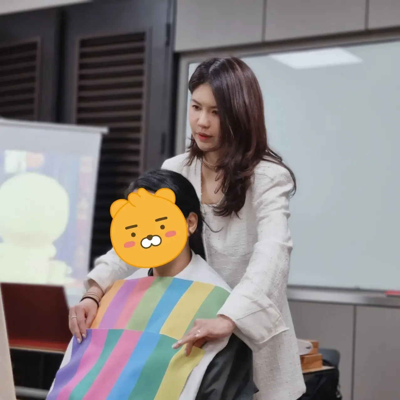 컬러 원단을 목에 대고 퍼스널컬러 정밀진단을 받는 모습