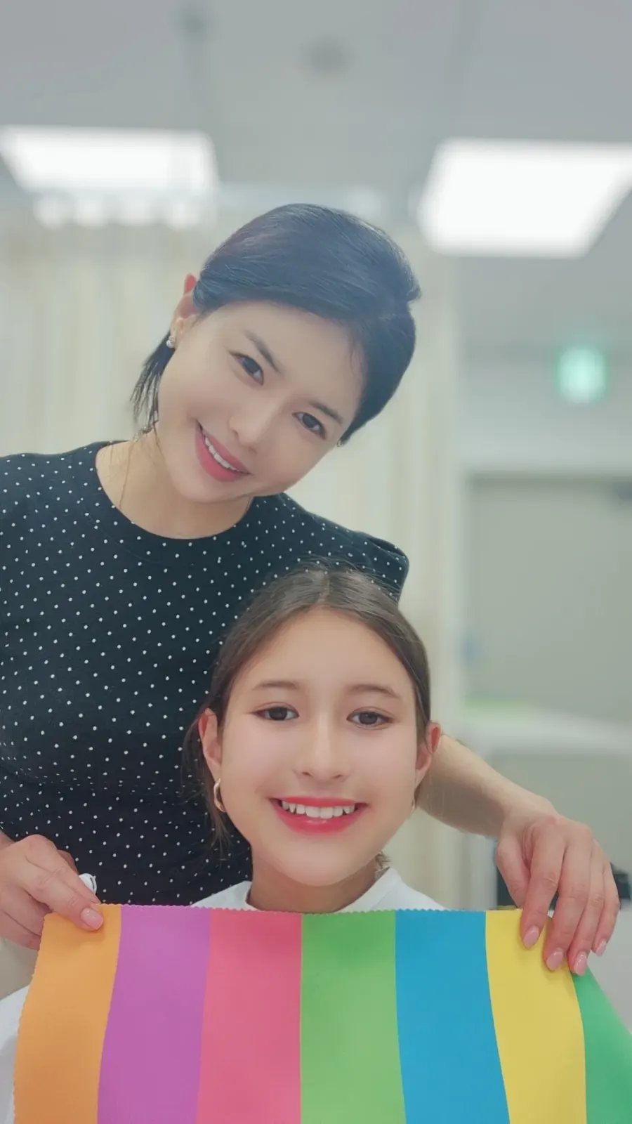 퍼스널컬러 정밀진단을 위해 컬러 원단을 대보는 진단 과정